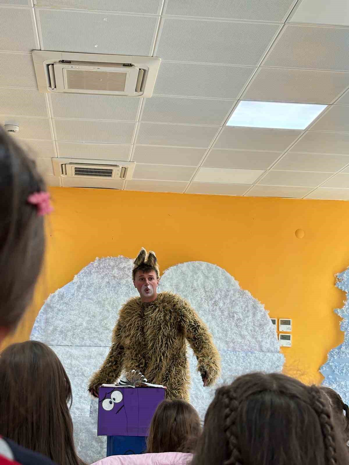 Gönüllü gençlerden çocuklara tiyatro şöleni
