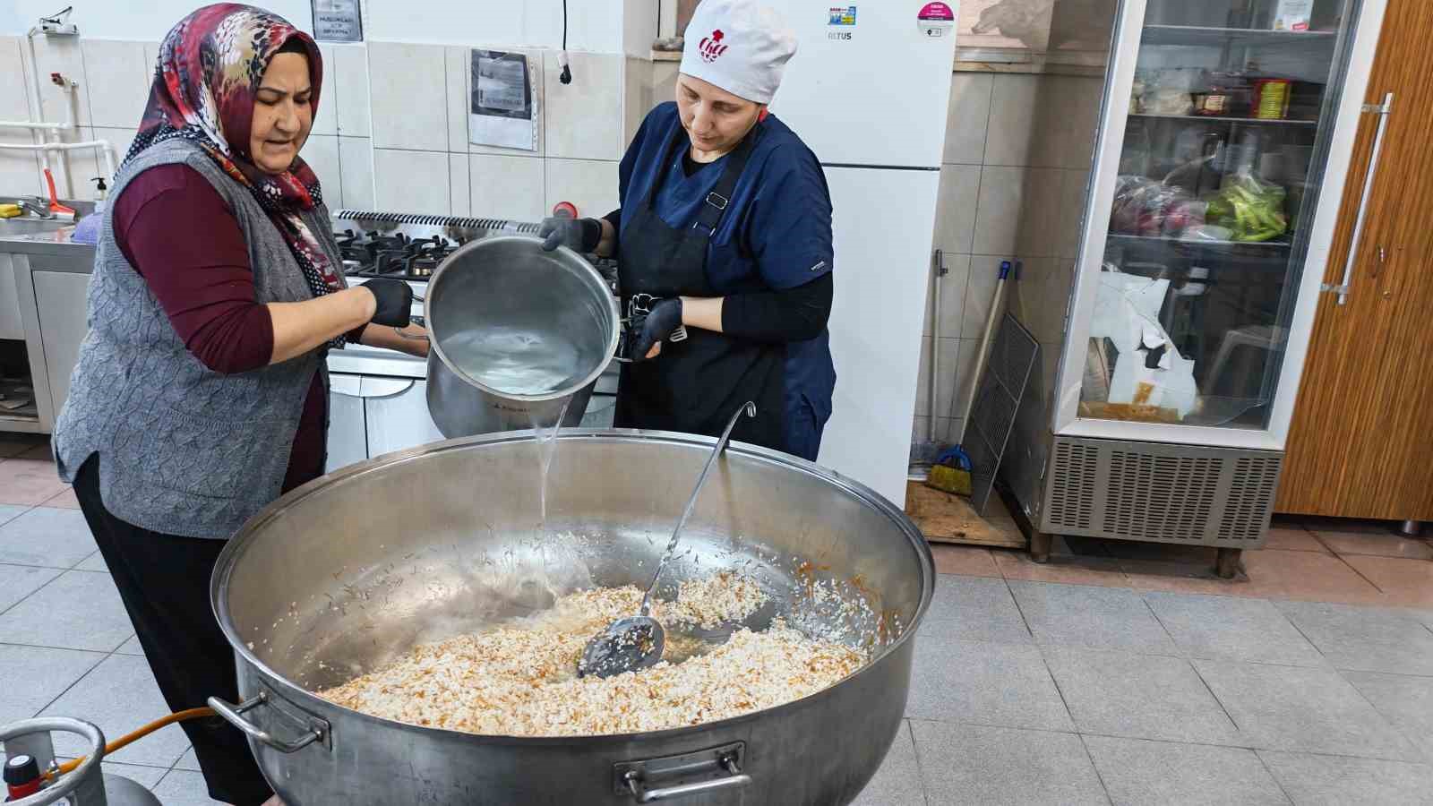 Gönüllü gençlerle iftar seferberliği
