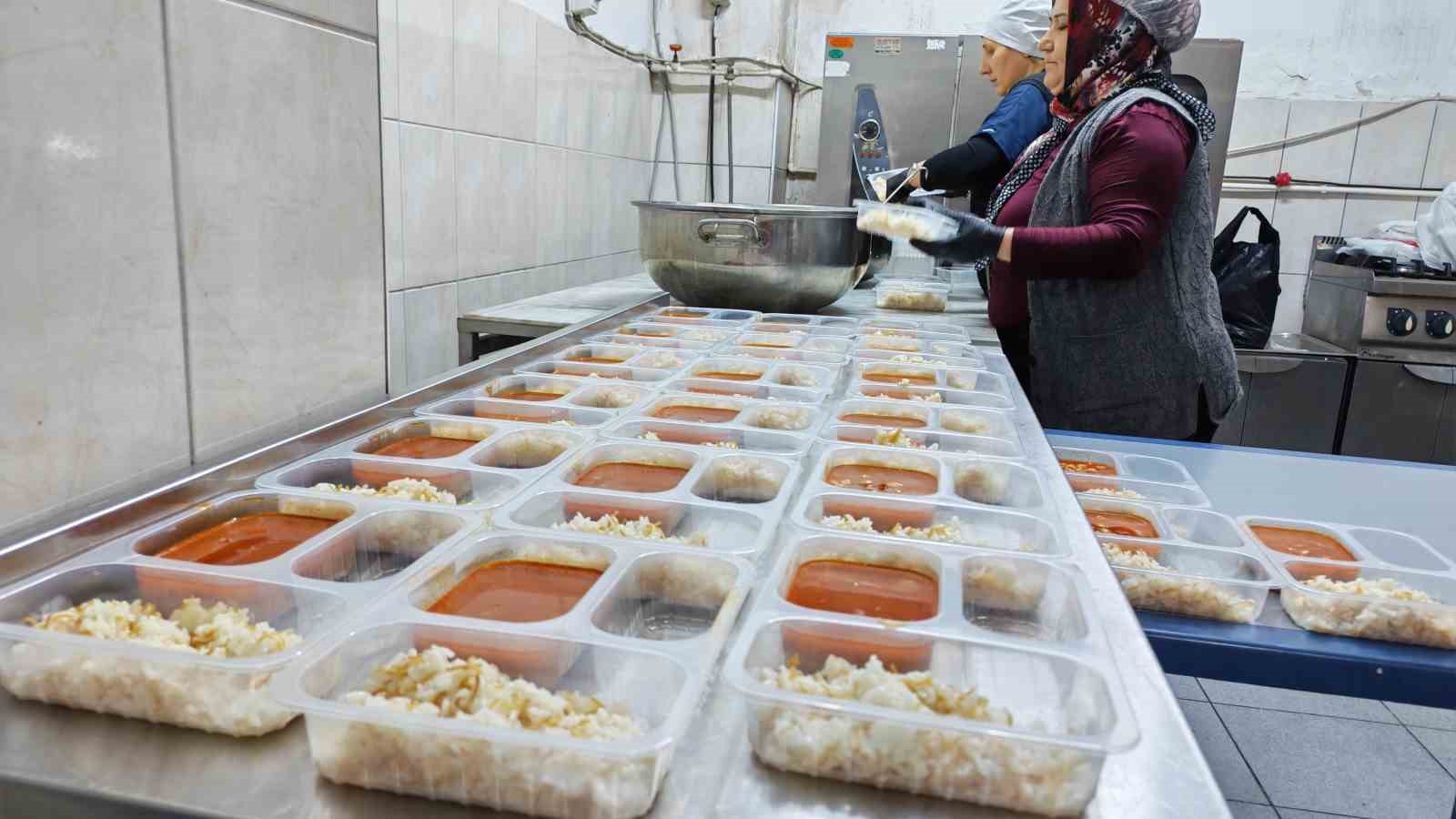 Gönüllü gençlerle iftar seferberliği
