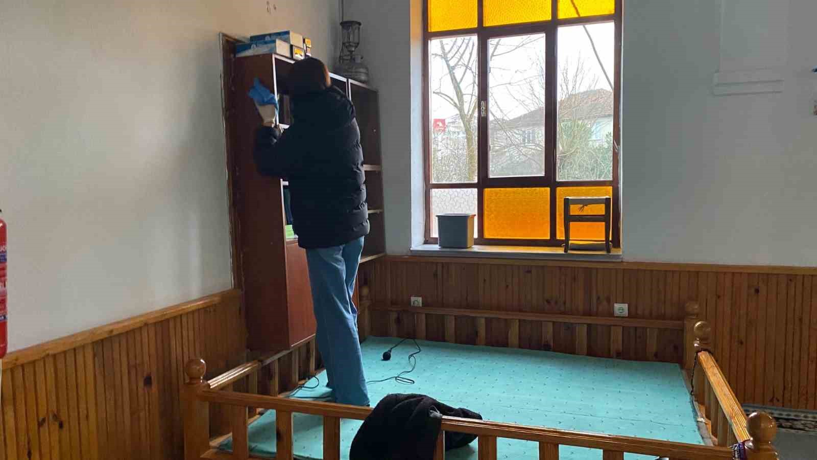 Gönüllü öğrencilerden camiyi temizledi
