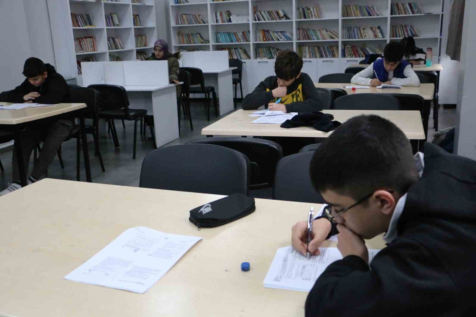 Gönüllü öğretmenler tatilde LGS’ye hazırlanan öğrencilere destek veriyor
Gönüllü öğretmenler tatilde LGS’ye hazırlanan öğrencilere destek veriyor