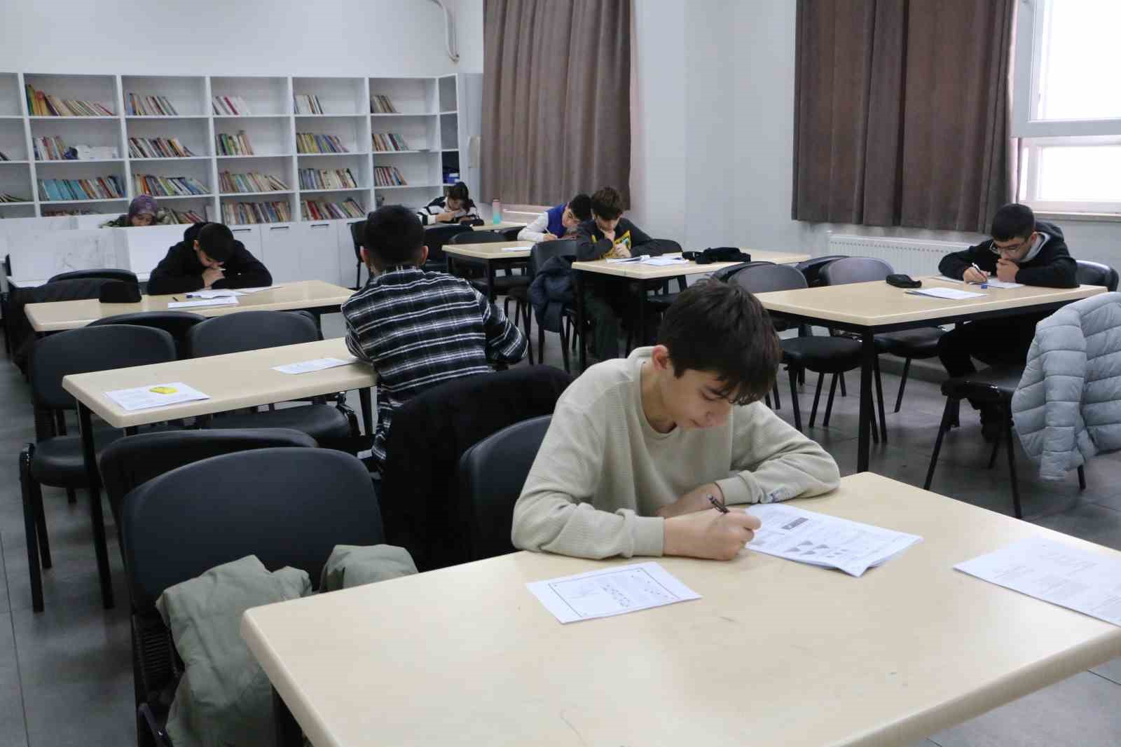 Gönüllü öğretmenler tatilde LGS’ye hazırlanan öğrencilere destek veriyor
Gönüllü öğretmenler tatilde LGS’ye hazırlanan öğrencilere destek veriyor