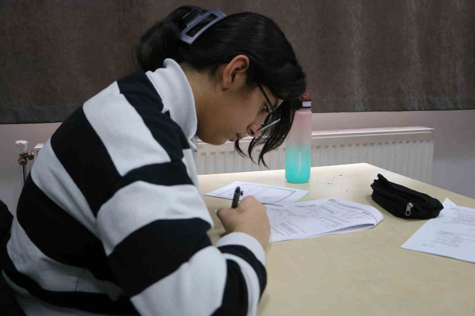 Gönüllü öğretmenler tatilde LGS’ye hazırlanan öğrencilere destek veriyor
Gönüllü öğretmenler tatilde LGS’ye hazırlanan öğrencilere destek veriyor