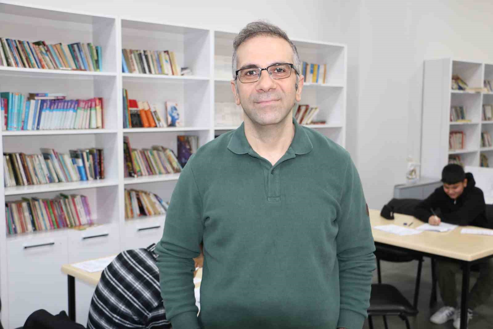 Gönüllü öğretmenler tatilde LGS’ye hazırlanan öğrencilere destek veriyor
Gönüllü öğretmenler tatilde LGS’ye hazırlanan öğrencilere destek veriyor