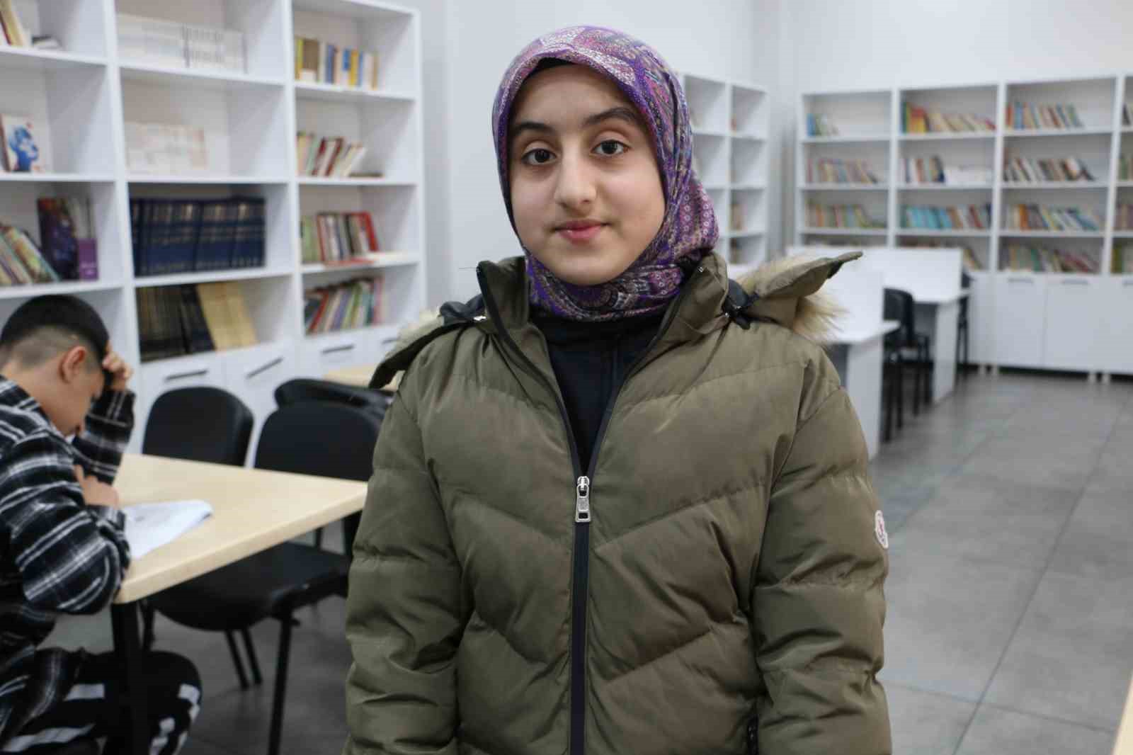 Gönüllü öğretmenler tatilde LGS’ye hazırlanan öğrencilere destek veriyor
Gönüllü öğretmenler tatilde LGS’ye hazırlanan öğrencilere destek veriyor