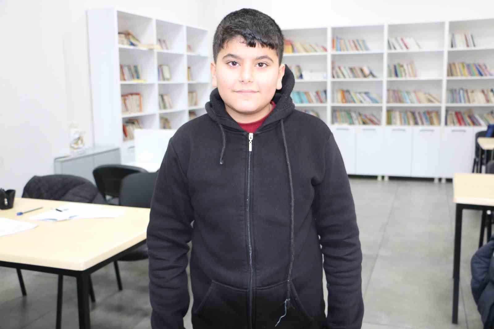 Gönüllü öğretmenler tatilde LGS’ye hazırlanan öğrencilere destek veriyor
Gönüllü öğretmenler tatilde LGS’ye hazırlanan öğrencilere destek veriyor