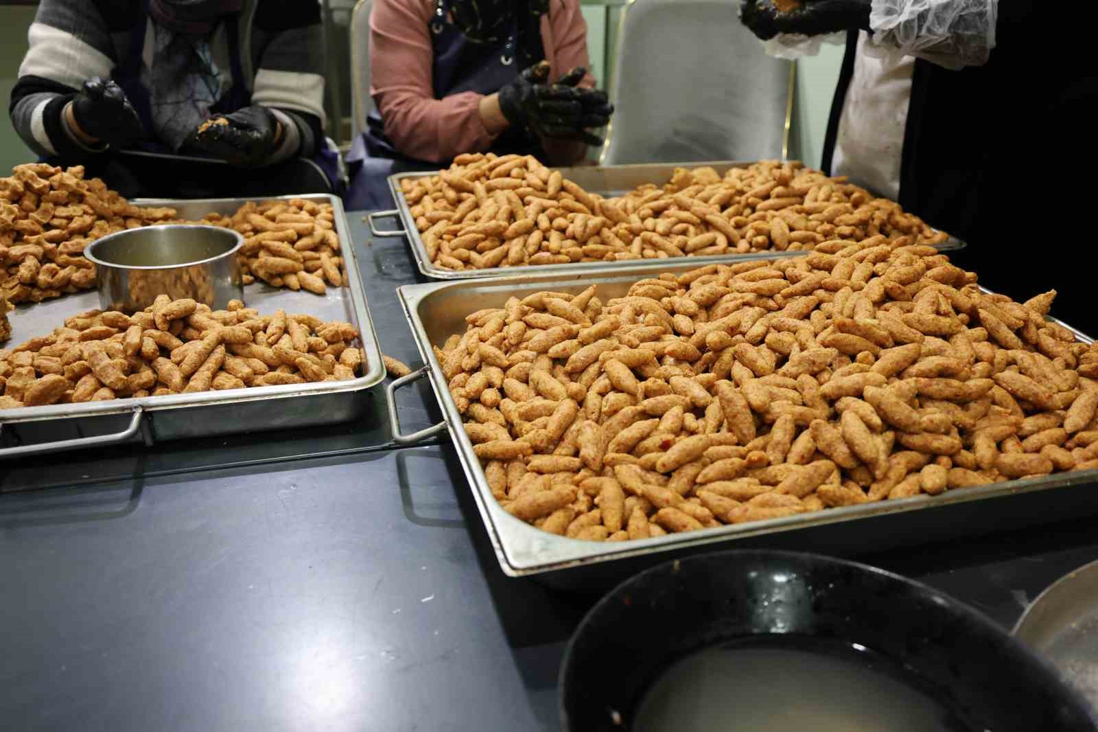 Gönüllüler el ele verdi her gün 250 ihtiyaç sahibine iftar hazırlıyor
