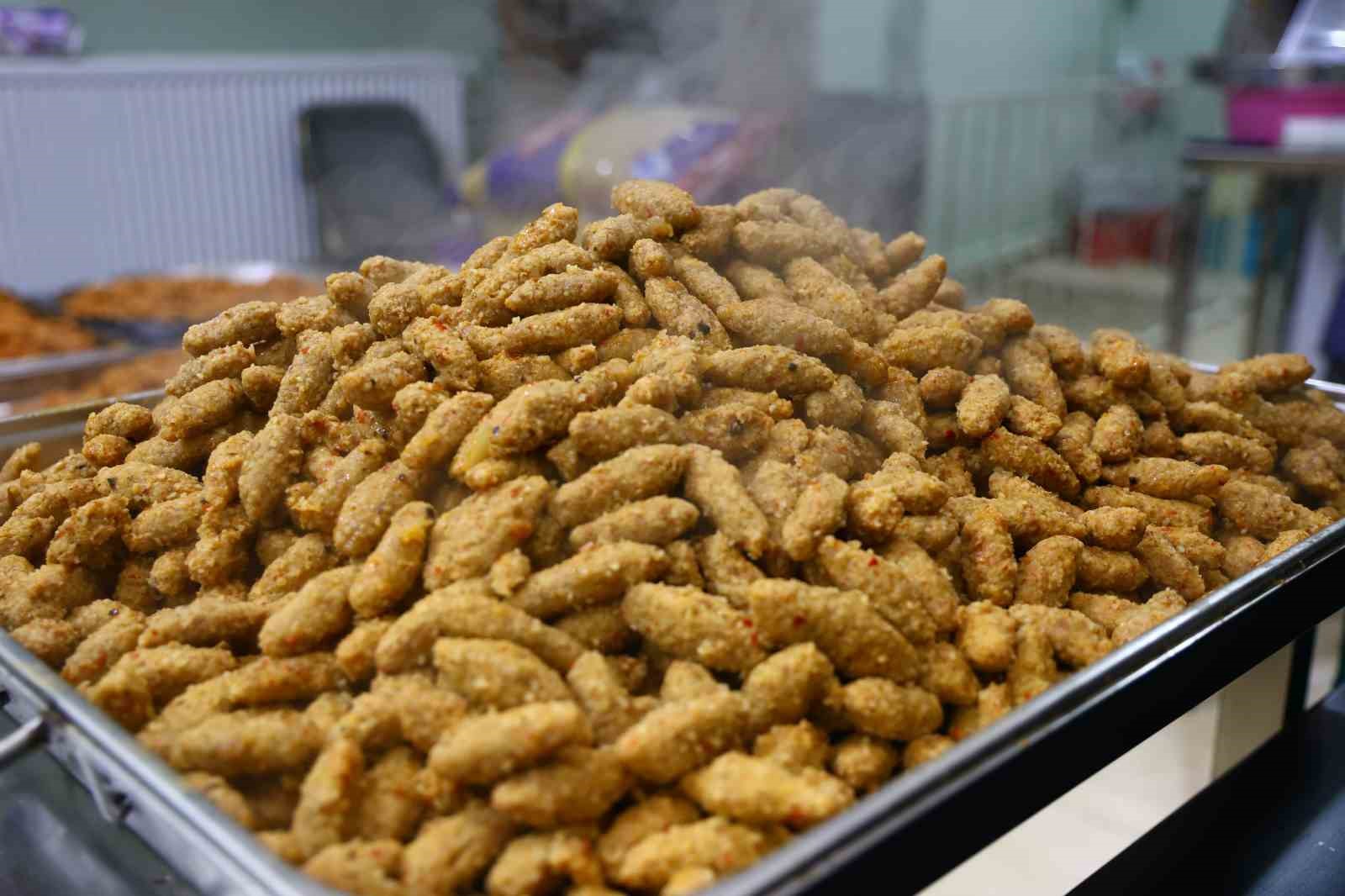 Gönüllüler el ele verdi her gün 250 ihtiyaç sahibine iftar hazırlıyor
