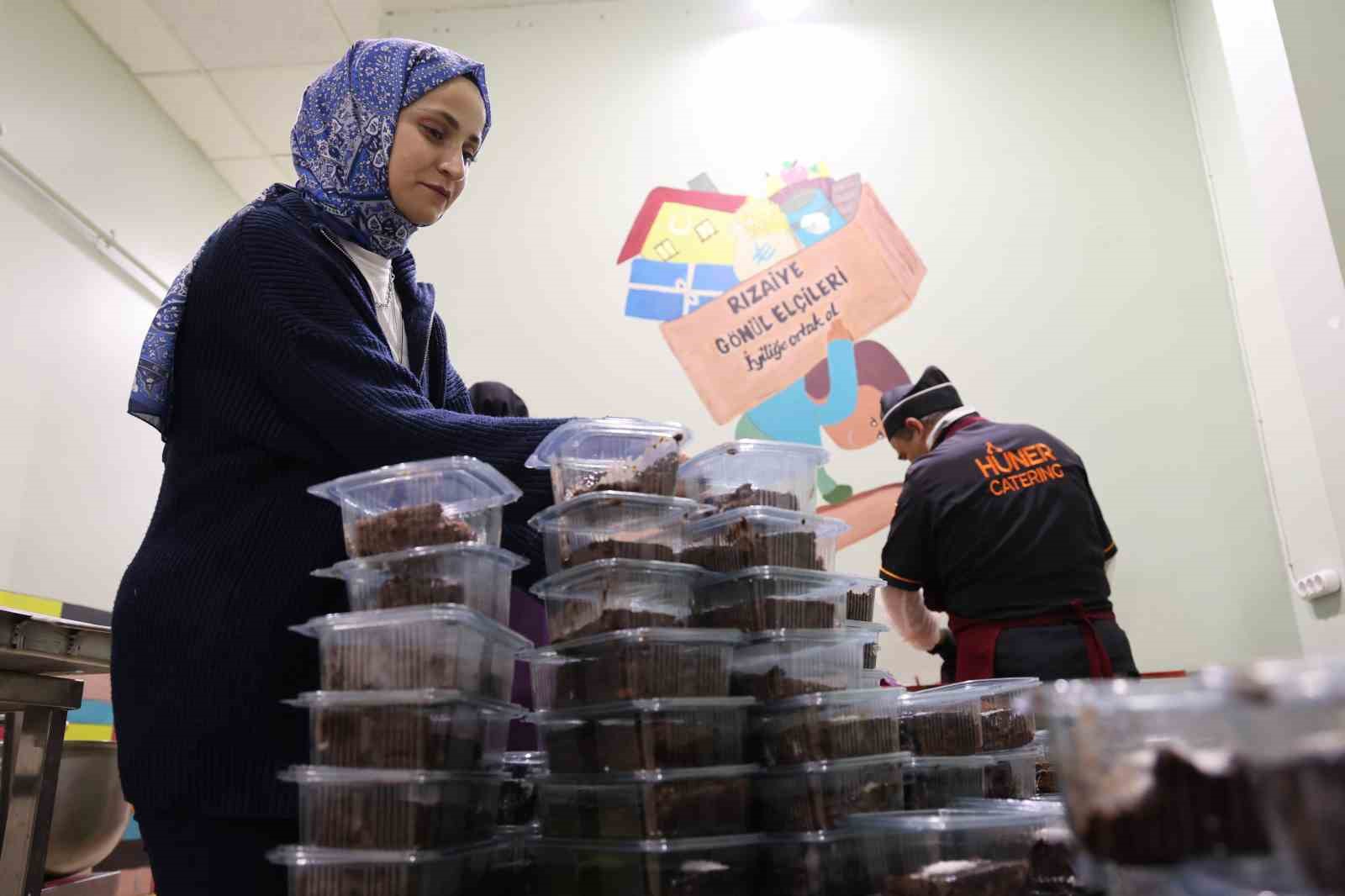 Gönüllüler el ele verdi her gün 250 ihtiyaç sahibine iftar hazırlıyor
