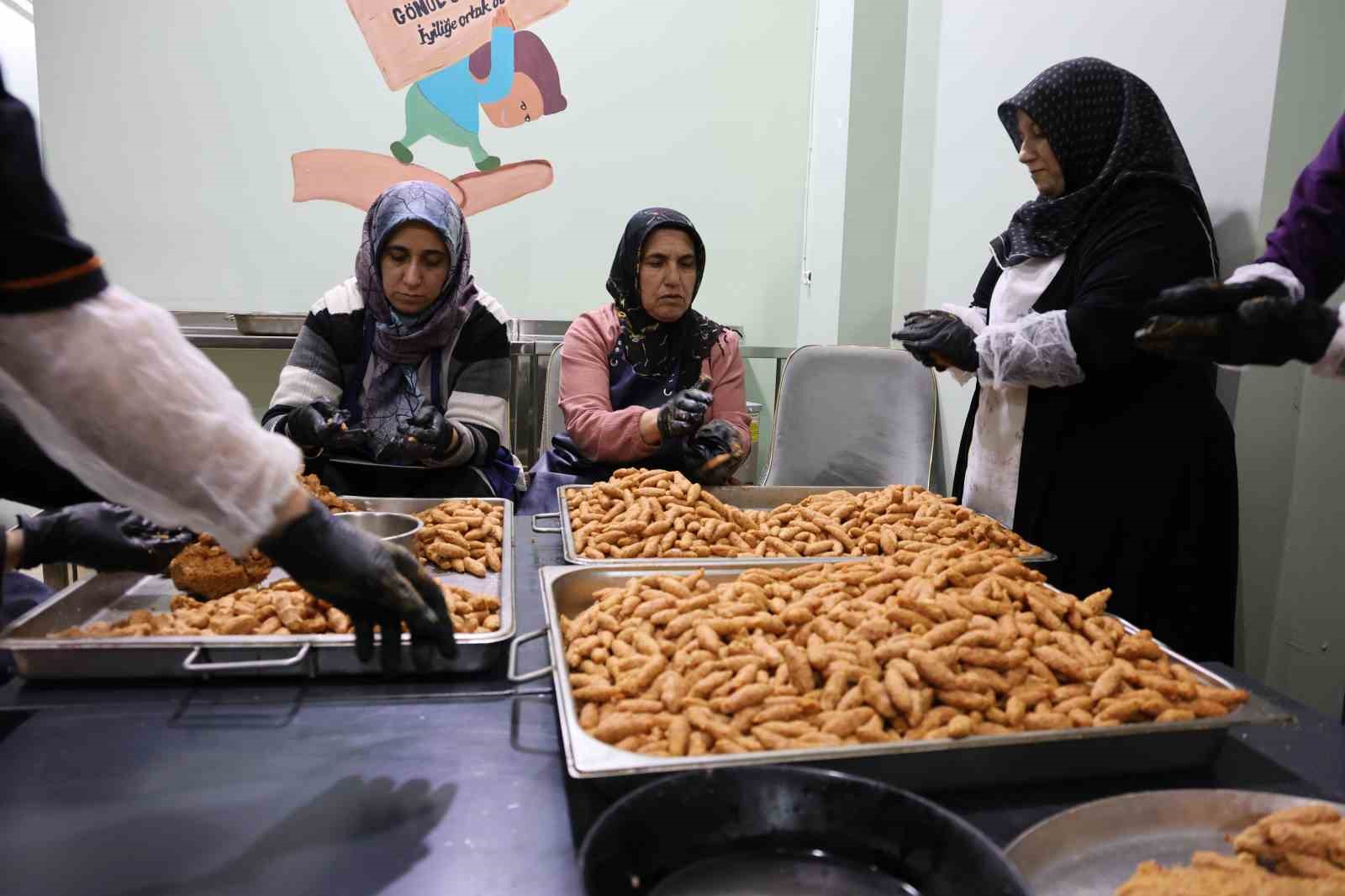 Gönüllüler el ele verdi her gün 250 ihtiyaç sahibine iftar hazırlıyor
