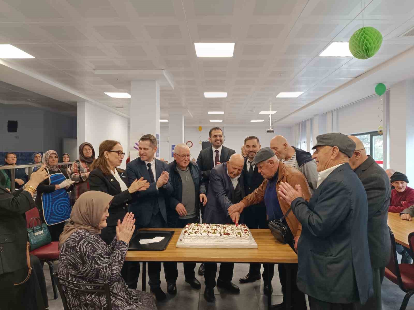 Gördes Huzurevi’nde hem sağlık taraması hem moral etkinliği
