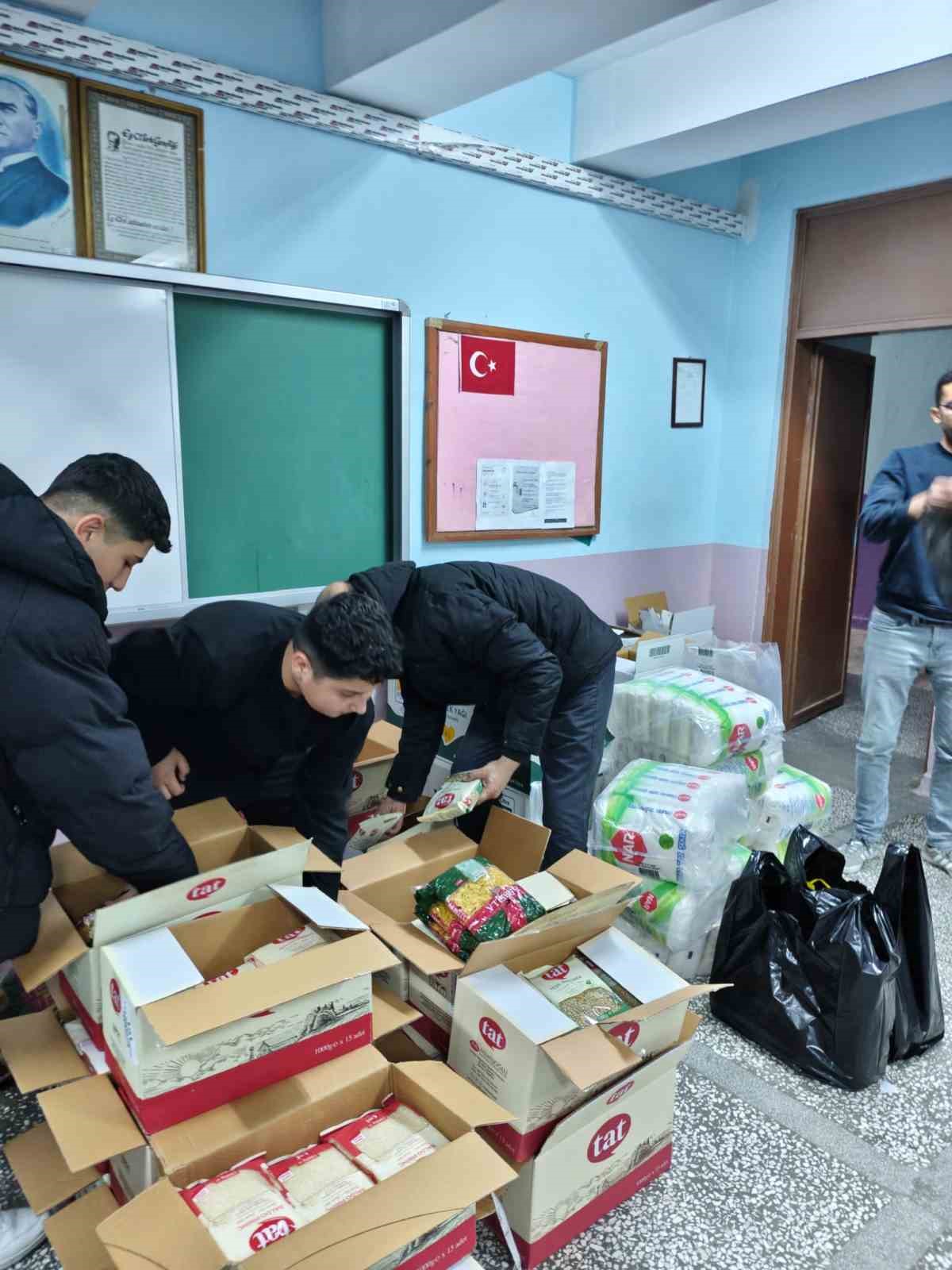 Gördesli öğrencilerden depremzede ailelere Ramazan desteği
Gördesli öğrencilerden depremzede ailelere Ramazan desteği