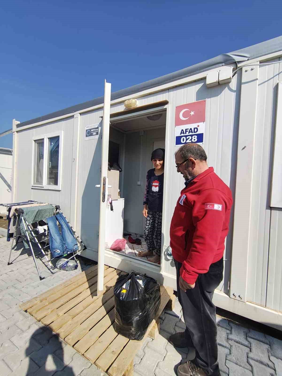 Gördesli öğrencilerden depremzede ailelere Ramazan desteği
Gördesli öğrencilerden depremzede ailelere Ramazan desteği