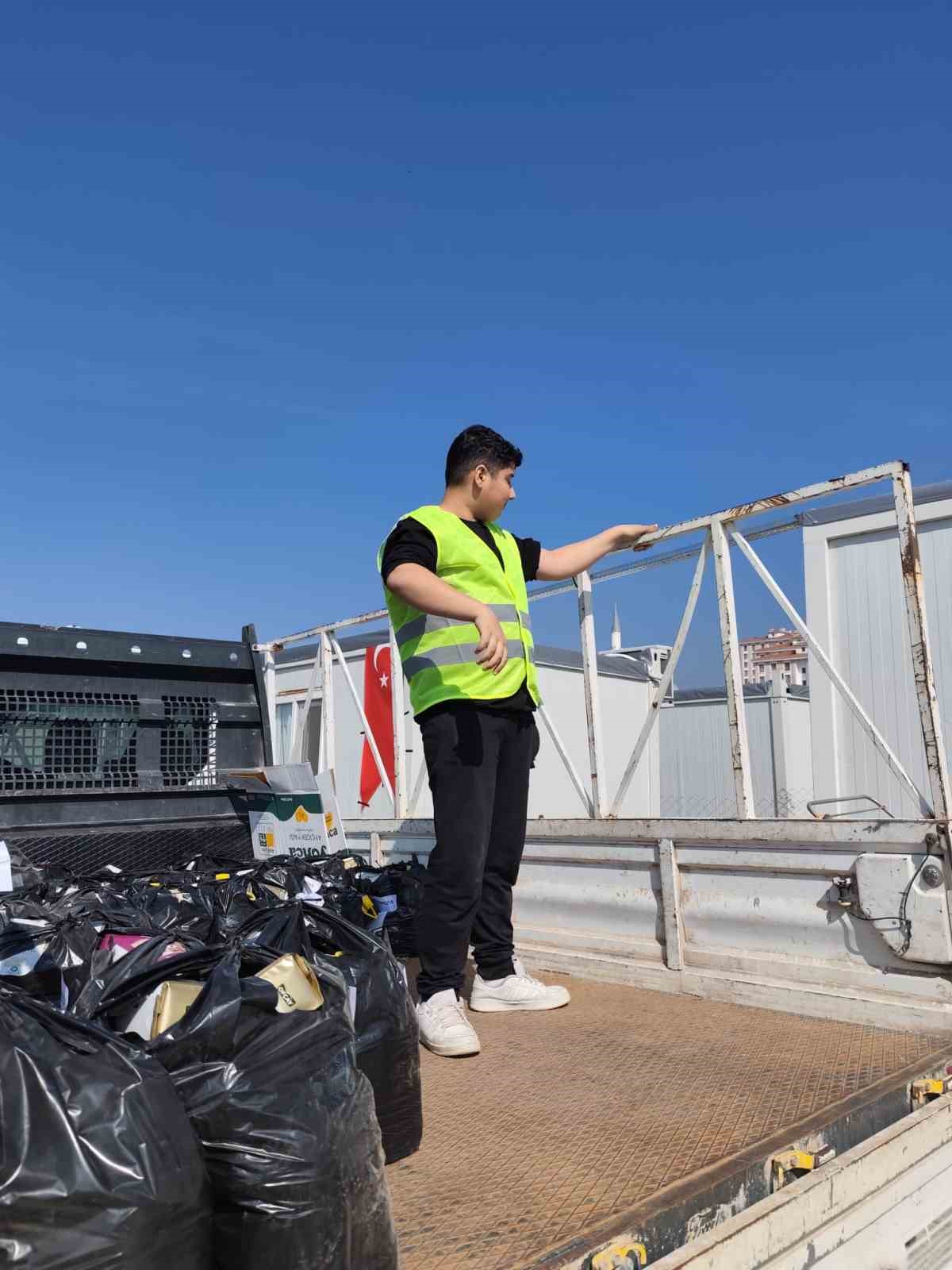 Gördesli öğrencilerden depremzede ailelere Ramazan desteği
Gördesli öğrencilerden depremzede ailelere Ramazan desteği