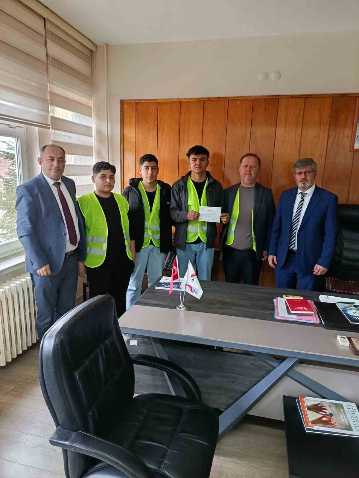 Gördesli öğrencilerden depremzedelere gönül köprüsü
