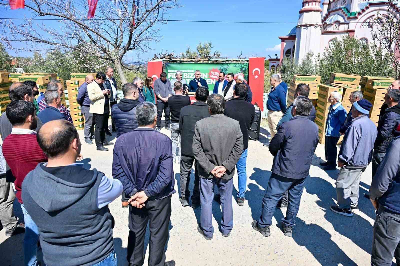 Gördes’te 73 bin domates fidesi toprakla buluşuyor
Gördes’te 73 bin domates fidesi toprakla buluşuyor