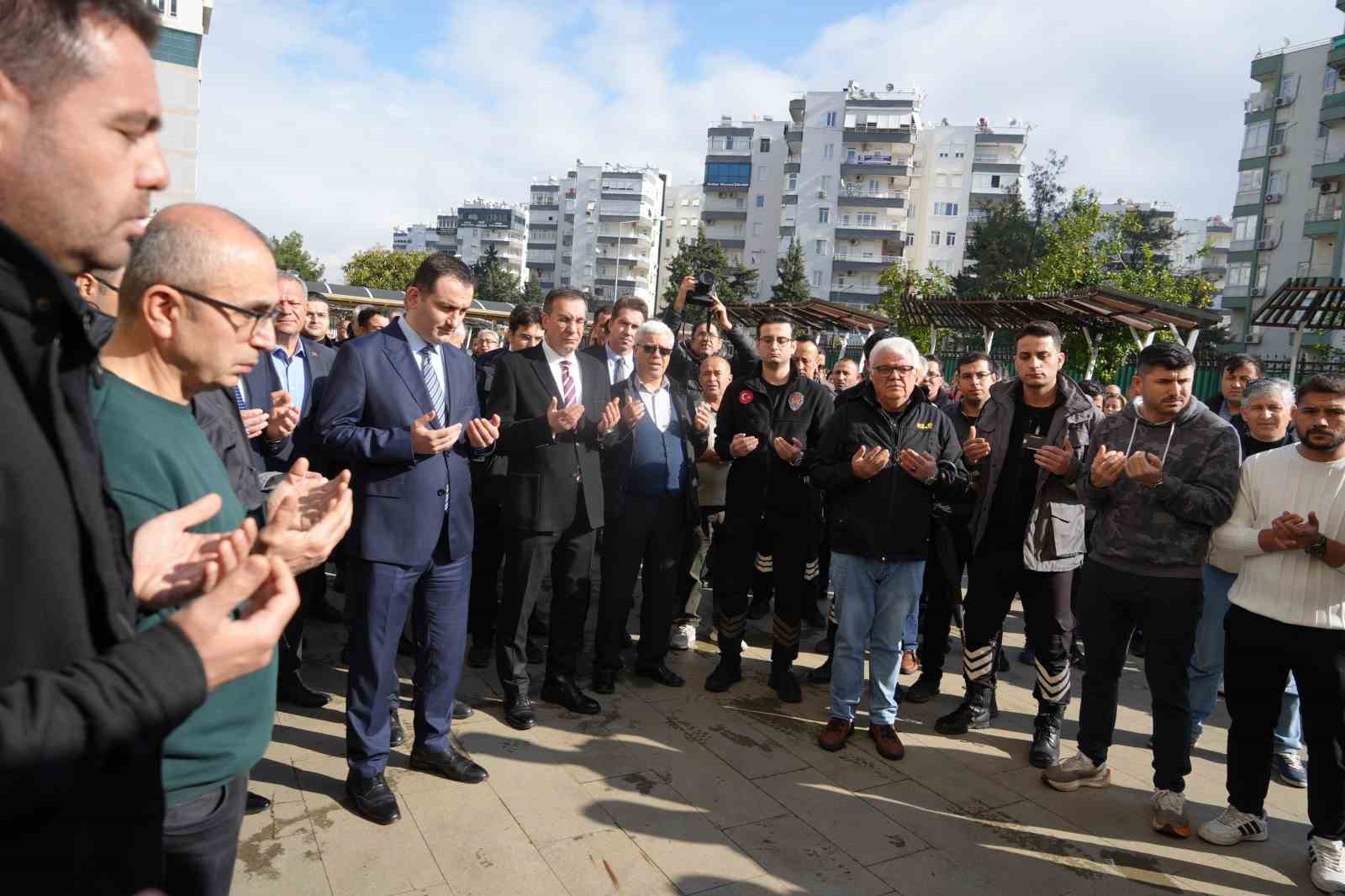Görev yaptığı adliyede ölü bulunan güvenlik görevlisi gözyaşlarıyla uğurlandı
