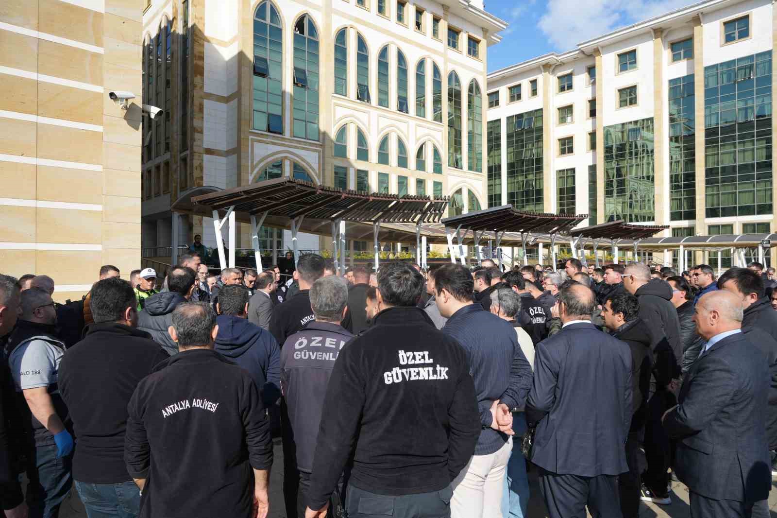 Görev yaptığı adliyede ölü bulunan güvenlik görevlisi gözyaşlarıyla uğurlandı
