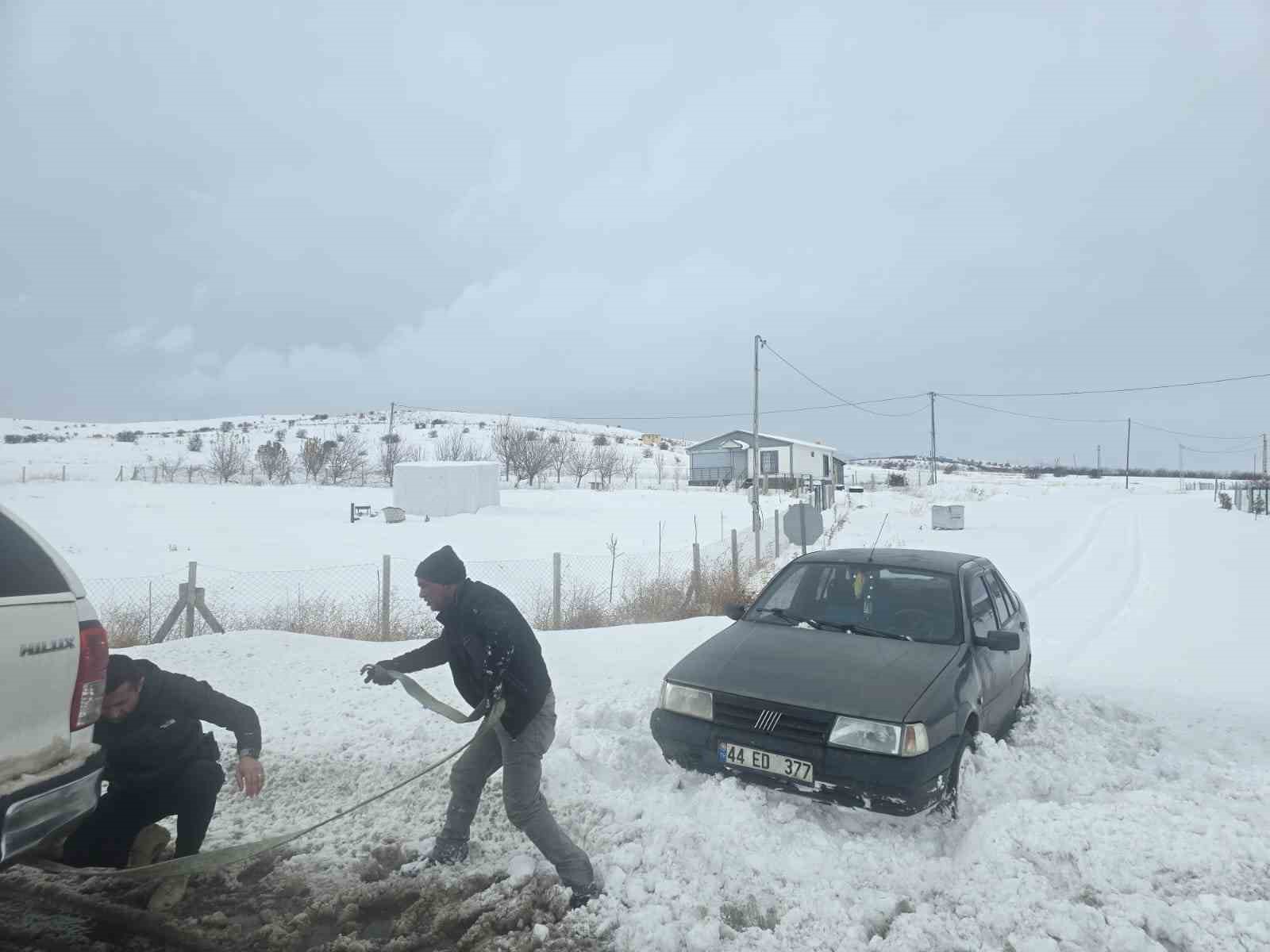 Göreve giden valilik koruma ekibi, yolda kalan vatandaşı kurtardı
