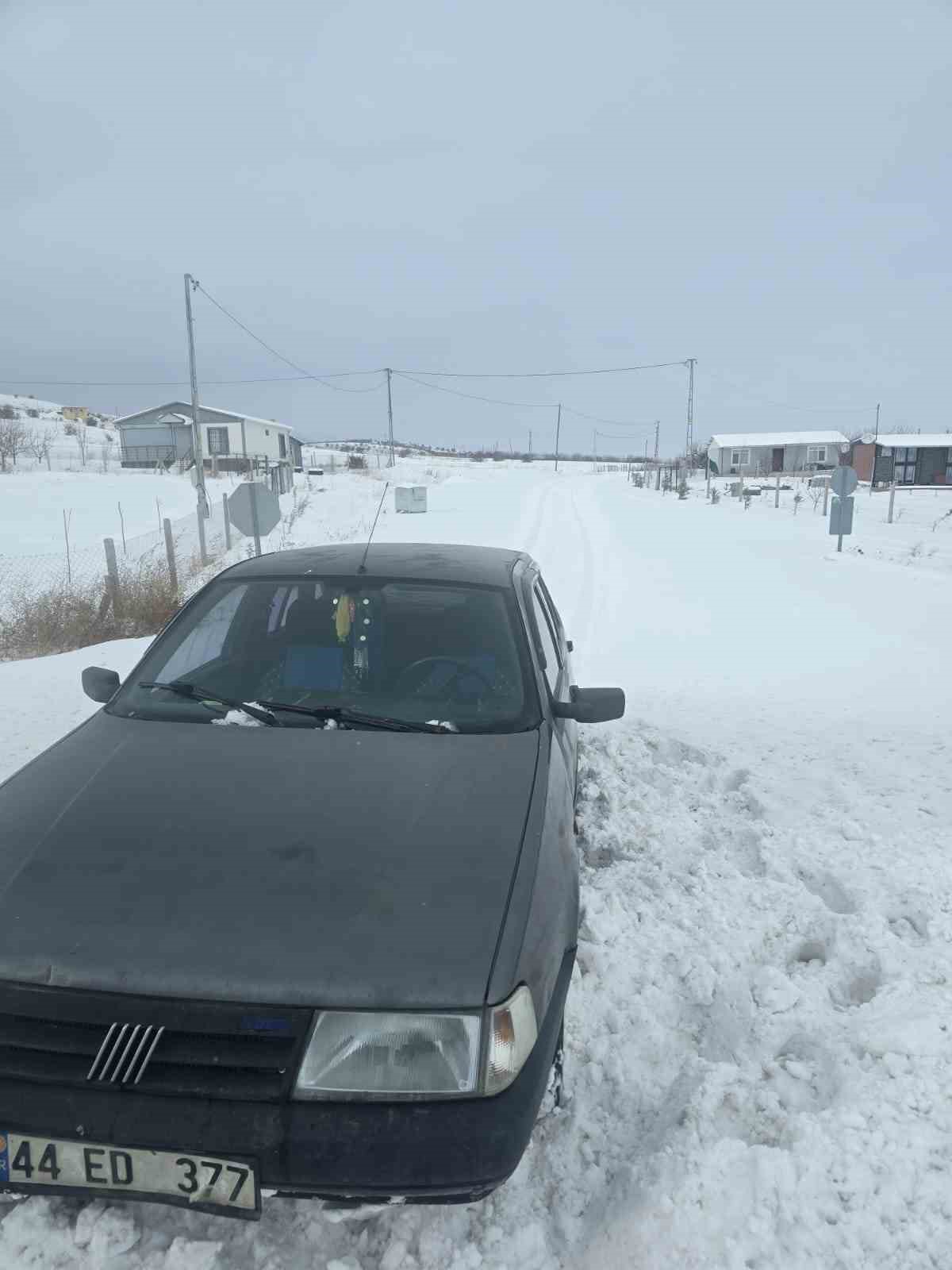 Göreve giden valilik koruma ekibi, yolda kalan vatandaşı kurtardı
