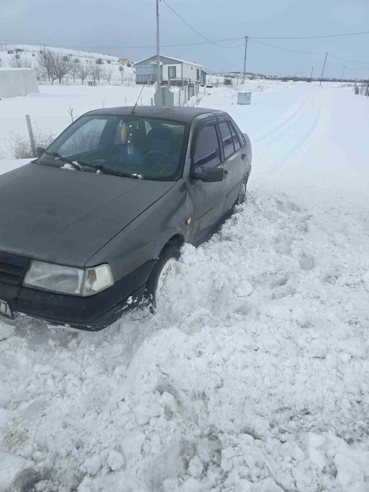 Göreve giden valilik koruma ekibi, yolda kalan vatandaşı kurtardı
