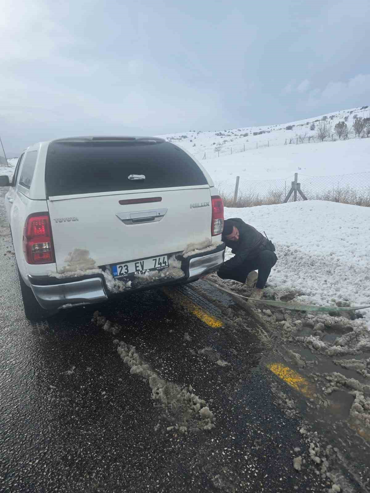 Göreve giden valilik koruma ekibi, yolda kalan vatandaşı kurtardı
