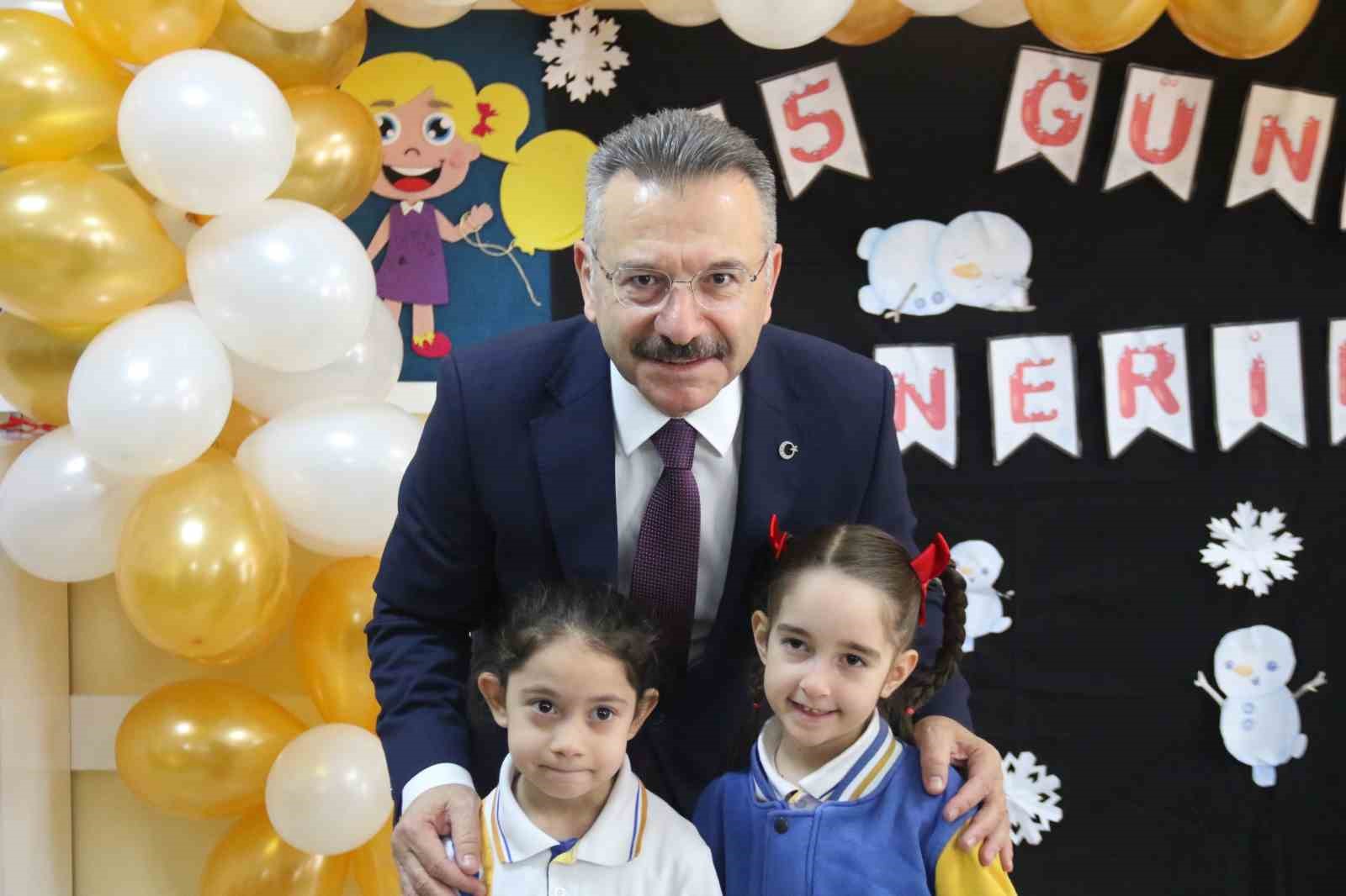 Görevi bugün sona eren Vali Aksoy’u "Bir çocuk sevdim" isimli şarkısıyla uğurladılar
