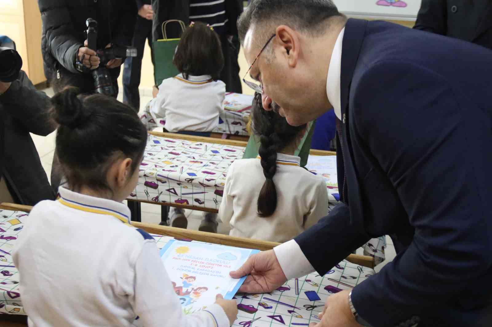 Görevi bugün sona eren Vali Aksoy’u "Bir çocuk sevdim" isimli şarkısıyla uğurladılar
