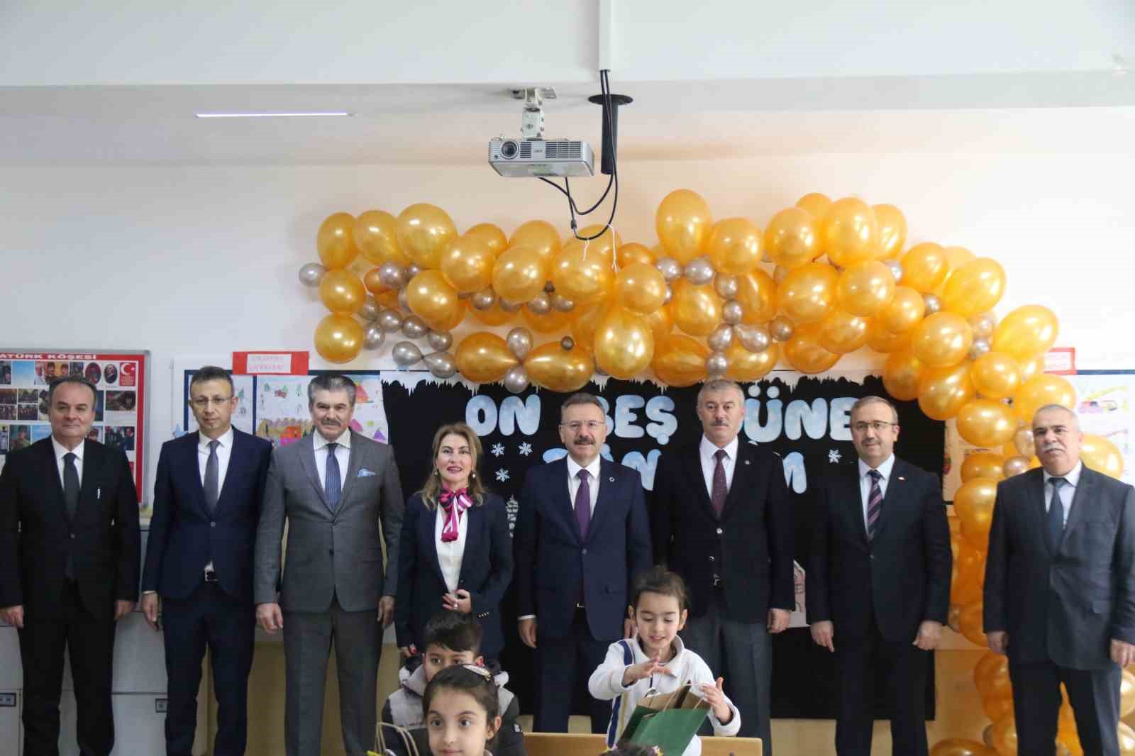 Görevi bugün sona eren Vali Aksoy’u "Bir çocuk sevdim" isimli şarkısıyla uğurladılar
