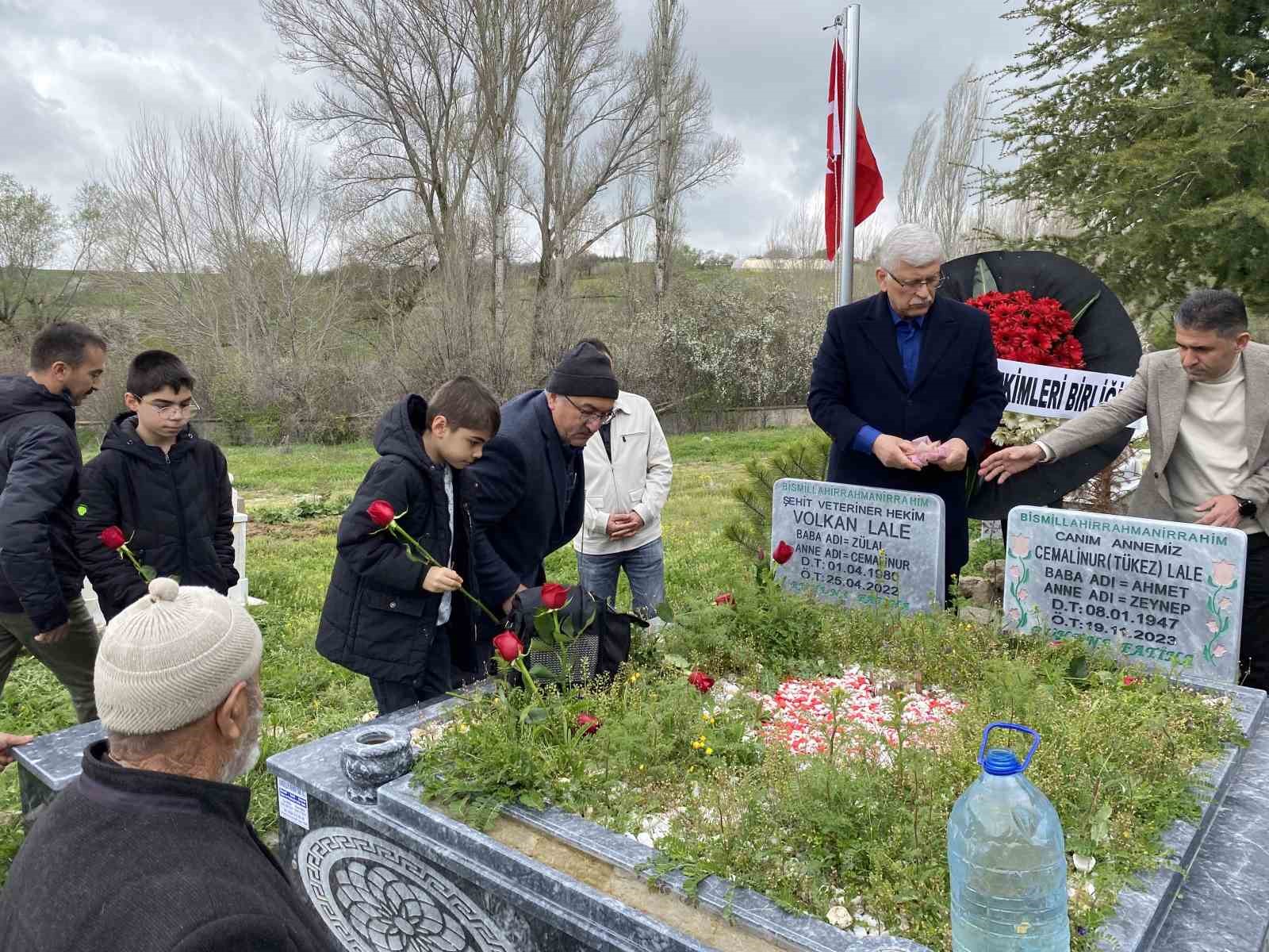 Görevi esnasında öldürülen veteriner hekim, kabri başında meslektaşları tarafından anıldı
