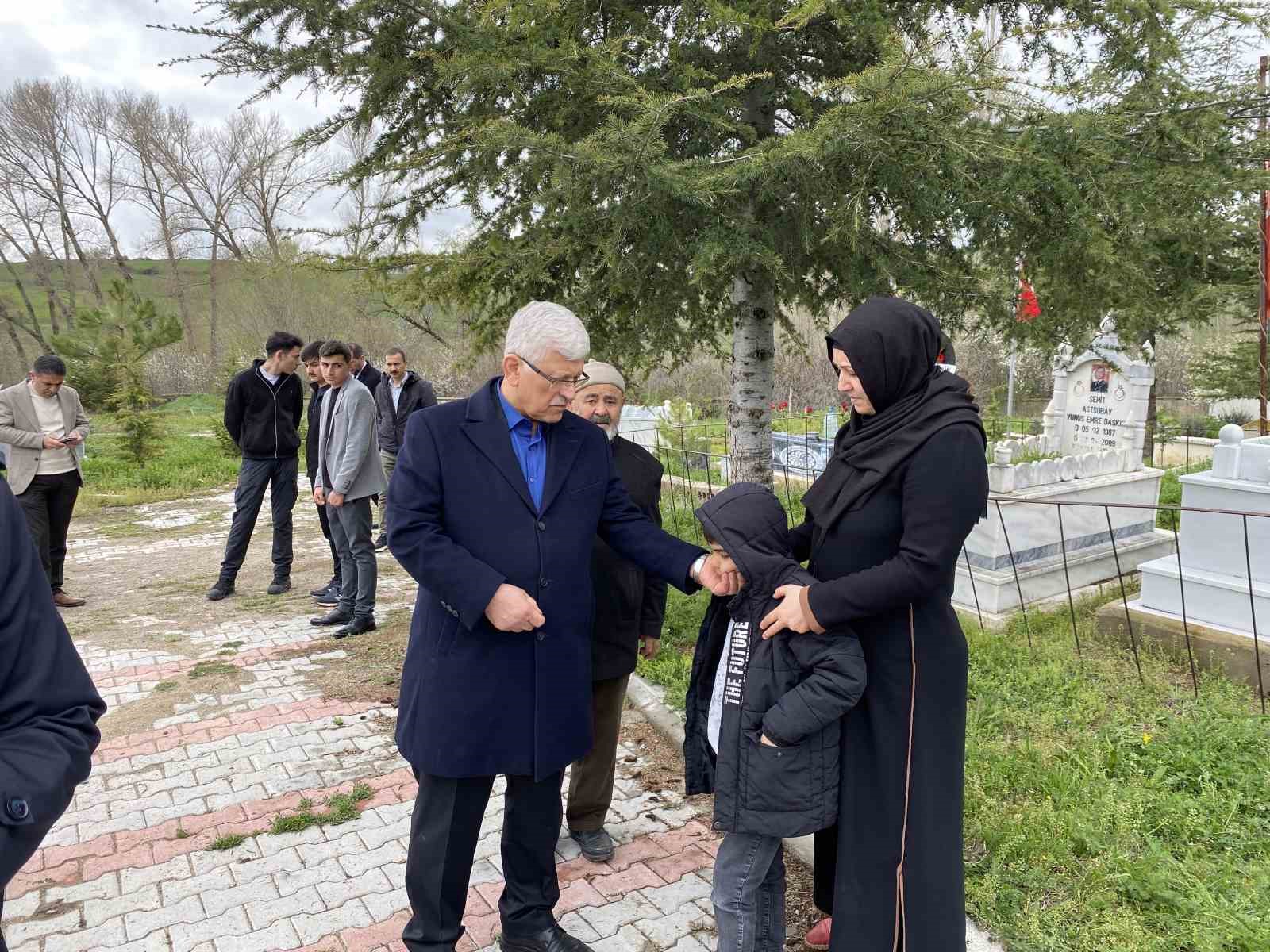 Görevi esnasında öldürülen veteriner hekim, kabri başında meslektaşları tarafından anıldı

