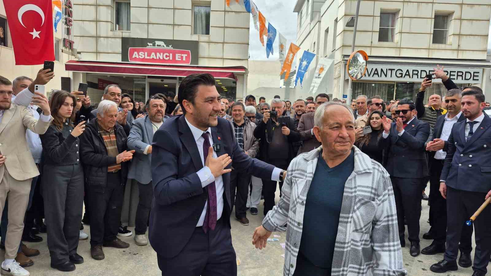 Görevi gözyaşlarıyla devraldı
