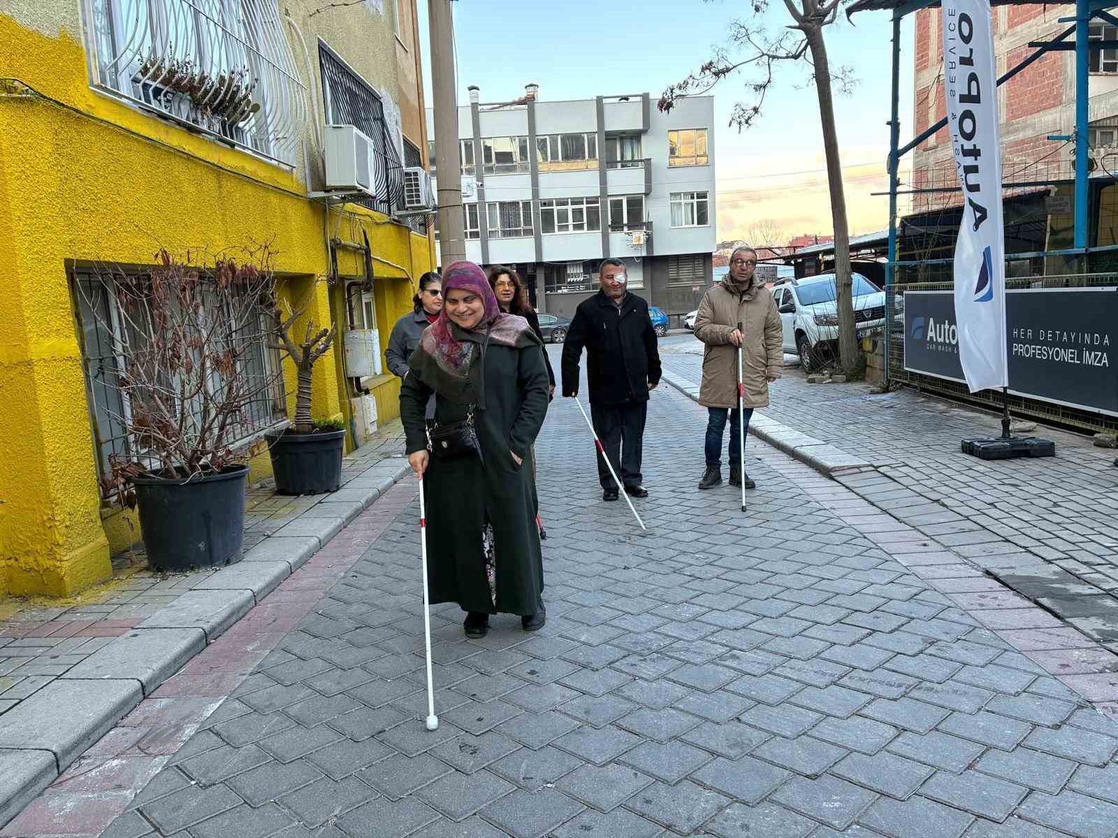 Görme engelli bireyler bu kursta hem sosyalleşiyor hem de günlük hayatlarını kolaylaştırıyor

