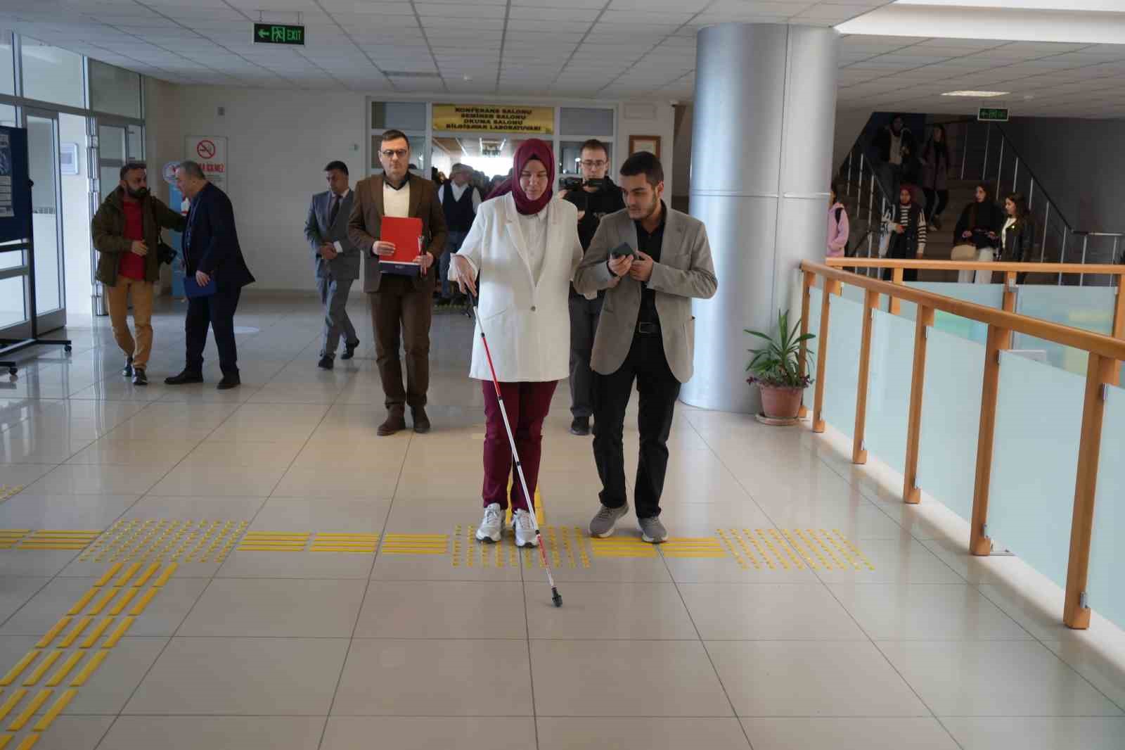 Görme engelli öğrenci, yapay zeka asistanı sayesinde 4 yılda ilk kez tek başına kantine gidebildi
