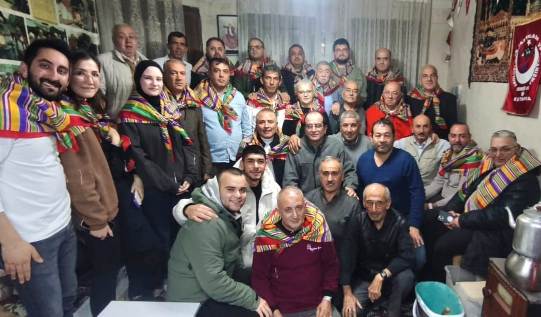 Görme engelli sanatçı sazı ensesinde çalıyor
