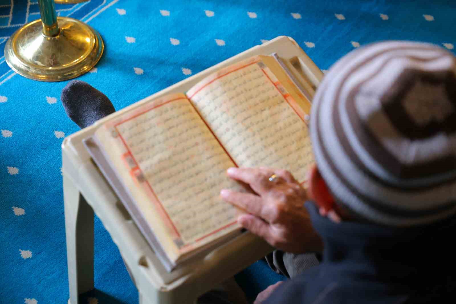 Görme engelli üç hafız Ramazan boyunca mukabele okuyor
