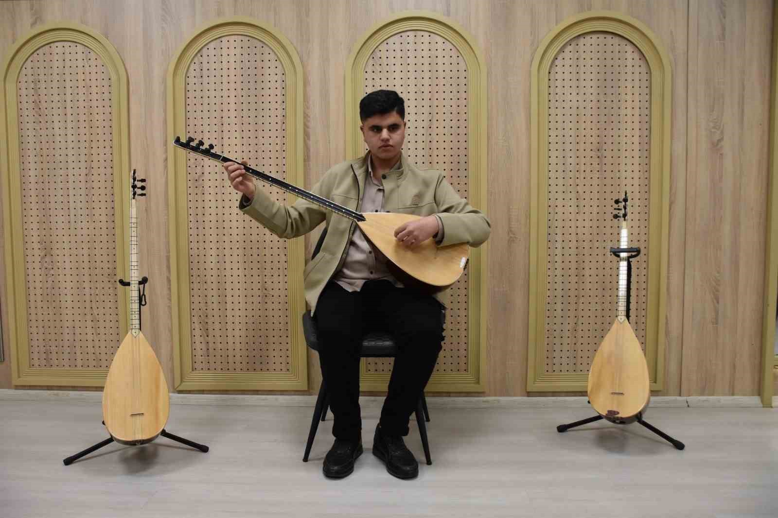 Görme engelli Umut, Aşık Veysel’in yolundan gidiyor
