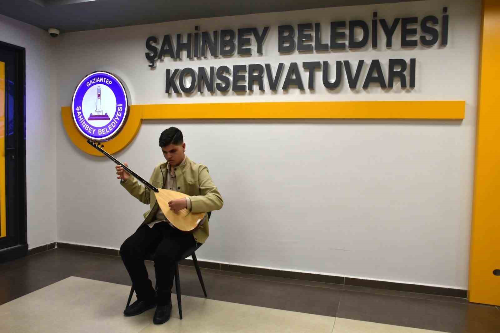 Görme engelli Umut, Aşık Veysel’in yolundan gidiyor
