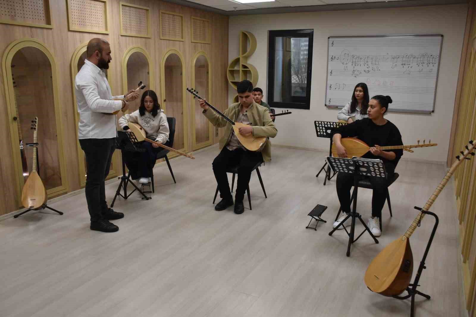 Görme engelli Umut, Aşık Veysel’in yolundan gidiyor
