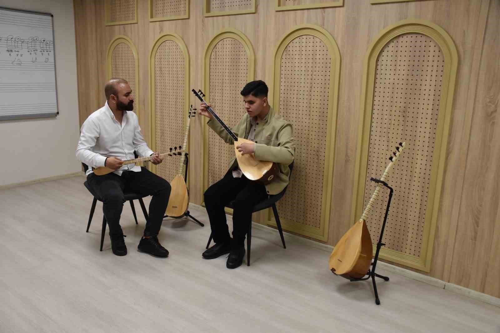 Görme engelli Umut, Aşık Veysel’in yolundan gidiyor
