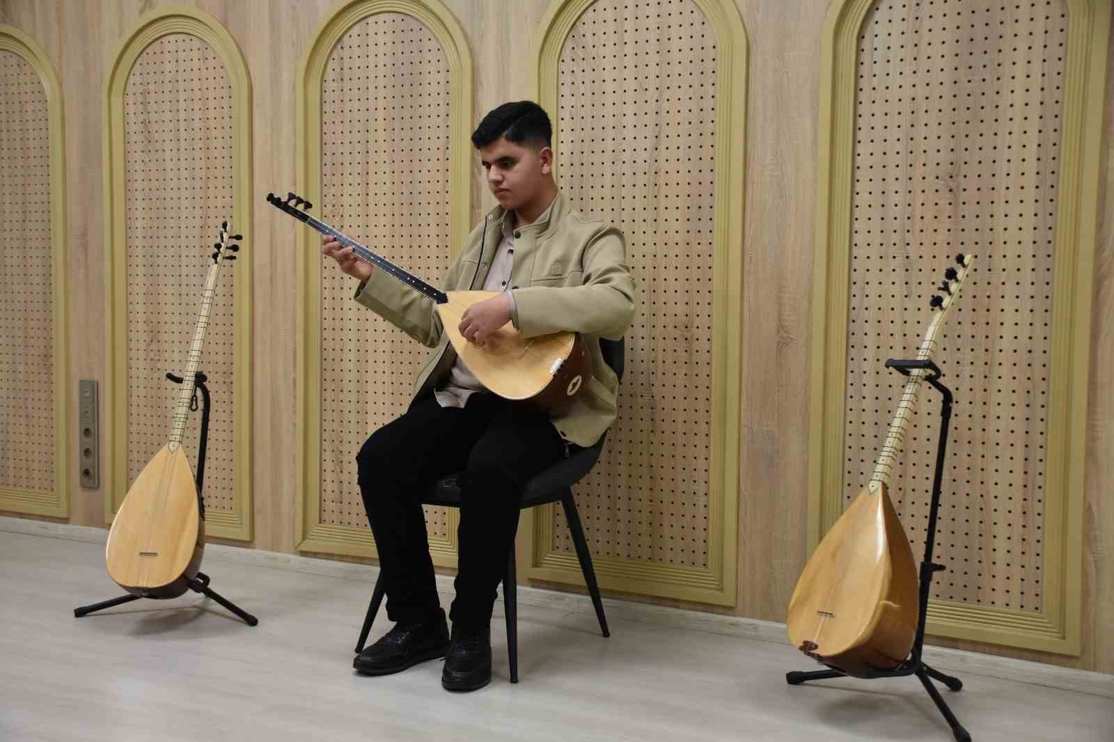 Görme engelli Umut, Aşık Veysel’in yolundan gidiyor
