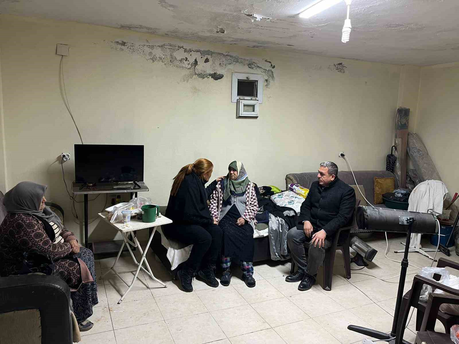 Görme engelli yaşlı kadına devletten şefkat eli: "Elveda evim" diyerek yıllardır yaşadığı evine gözyaşlarıyla veda etti
Görme engelli yaşlı kadına devletten şefkat eli: "Elveda evim" diyerek yıllardır yaşadığı evine gözyaşlarıyla veda etti