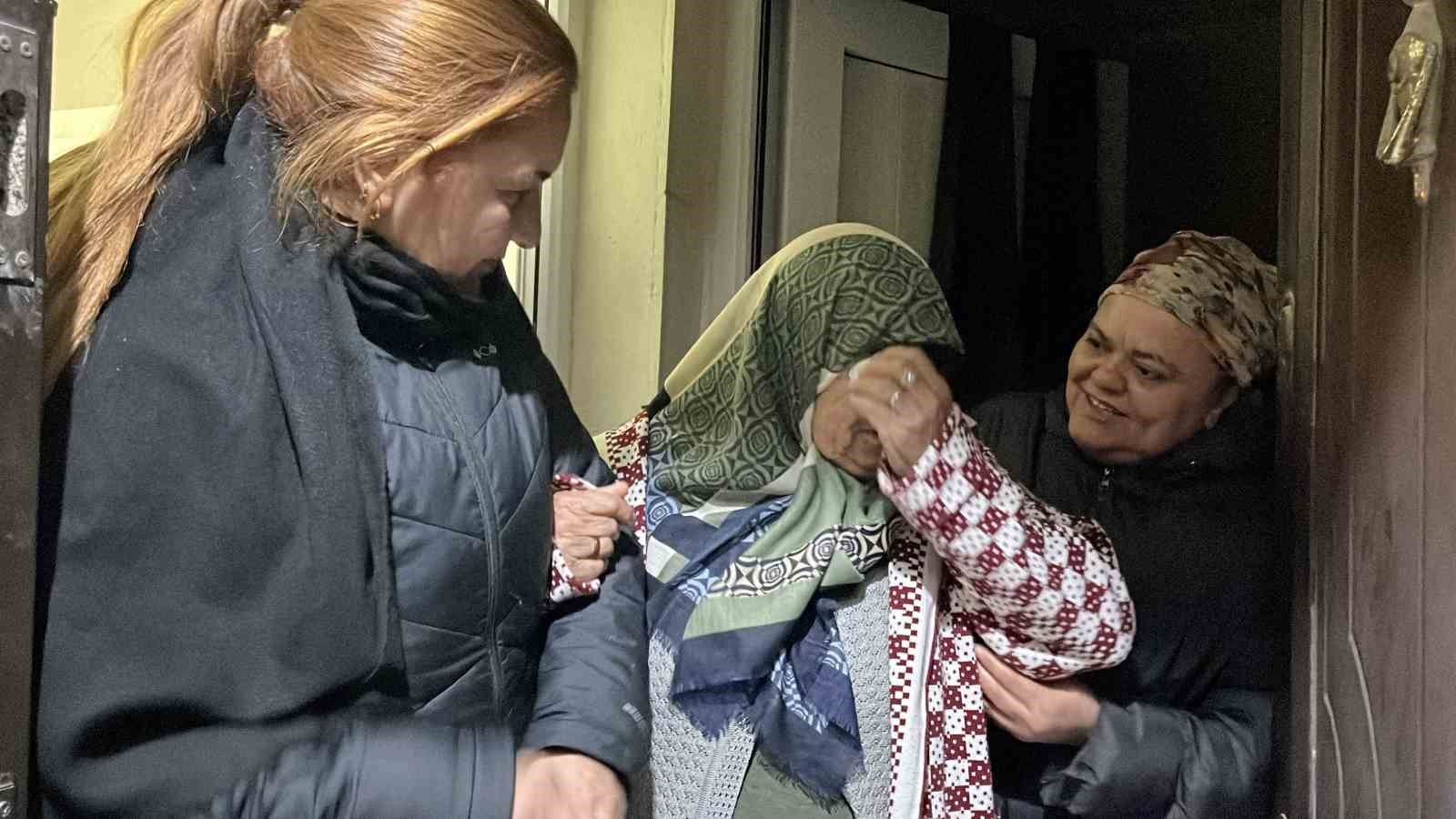 Görme engelli yaşlı kadına devletten şefkat eli: "Elveda evim" diyerek yıllardır yaşadığı evine gözyaşlarıyla veda etti
Görme engelli yaşlı kadına devletten şefkat eli: "Elveda evim" diyerek yıllardır yaşadığı evine gözyaşlarıyla veda etti