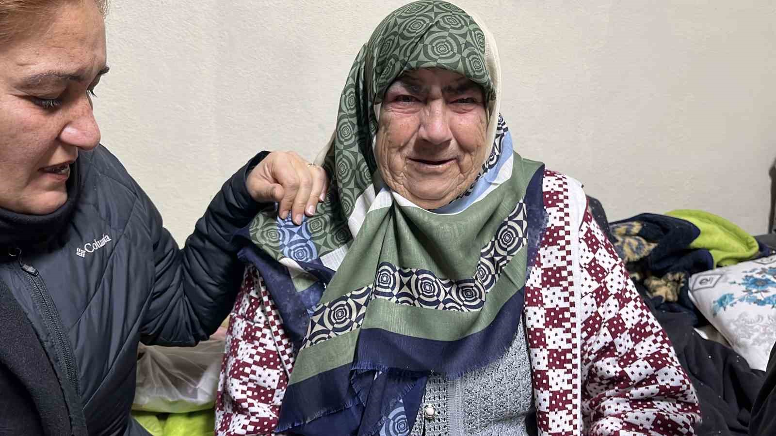 Görme engelli yaşlı kadına devletten şefkat eli: "Elveda evim" diyerek yıllardır yaşadığı evine gözyaşlarıyla veda etti
Görme engelli yaşlı kadına devletten şefkat eli: "Elveda evim" diyerek yıllardır yaşadığı evine gözyaşlarıyla veda etti