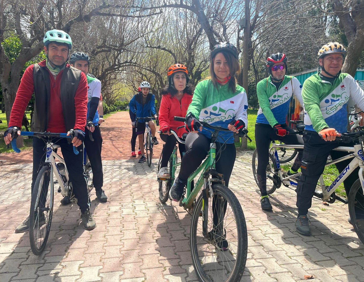 Görme engelliler, tandem bisikletle sınırlarını aşıyor
