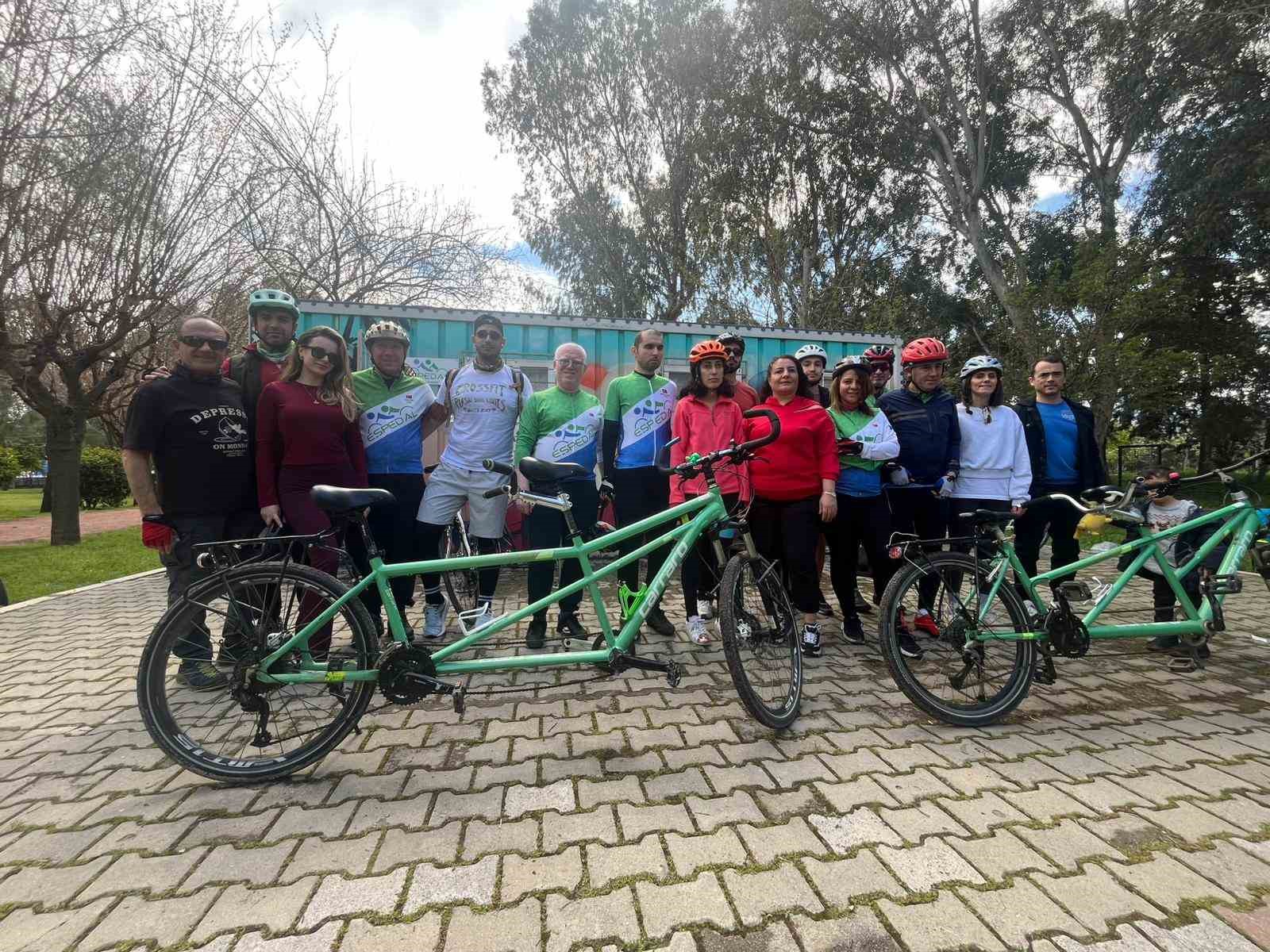 Görme engelliler, tandem bisikletle sınırlarını aşıyor
