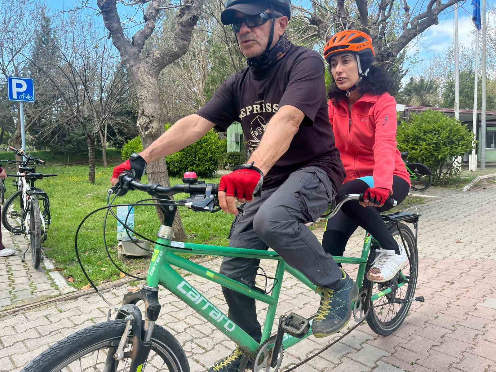 Görme engelliler, tandem bisikletle sınırlarını aşıyor
