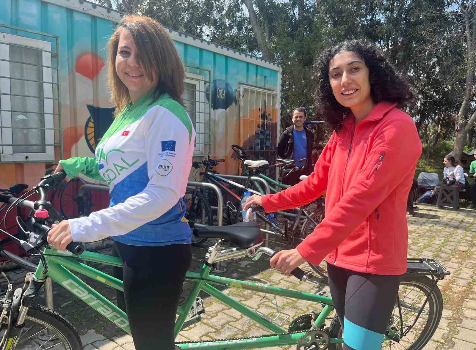 Görme engelliler, tandem bisikletle sınırlarını aşıyor
