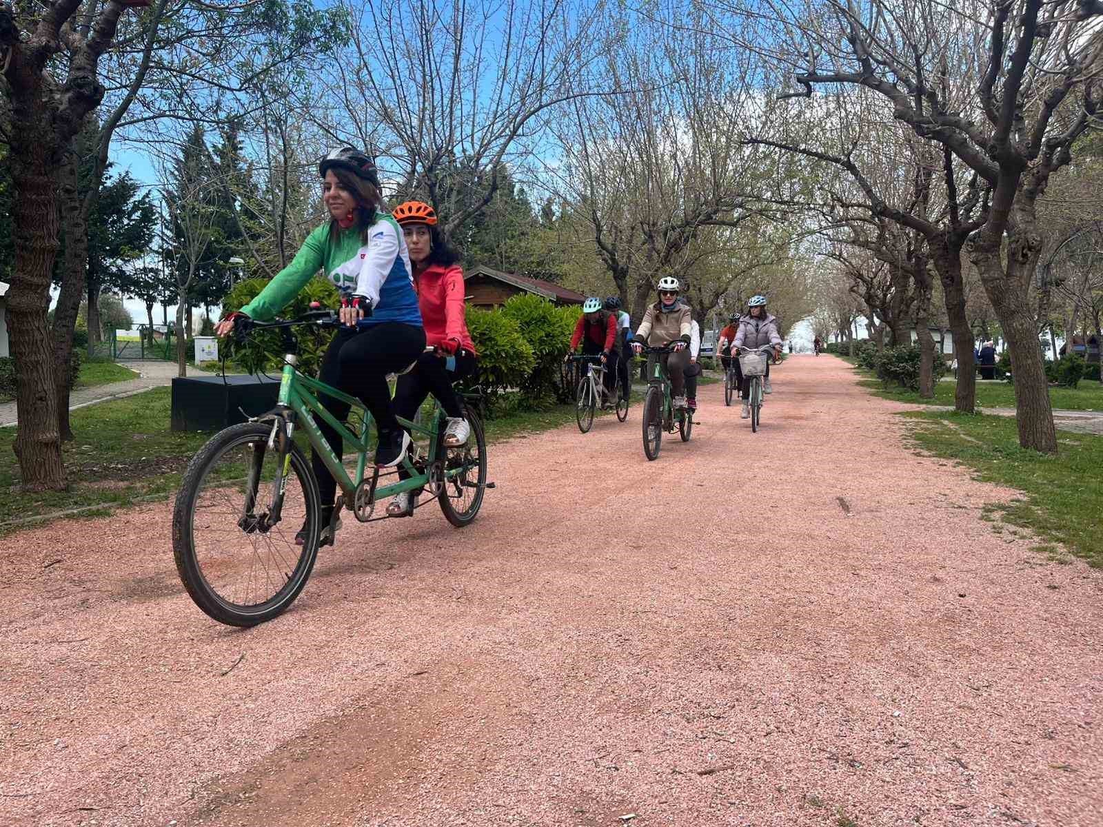 Görme engelliler, tandem bisikletle sınırlarını aşıyor
