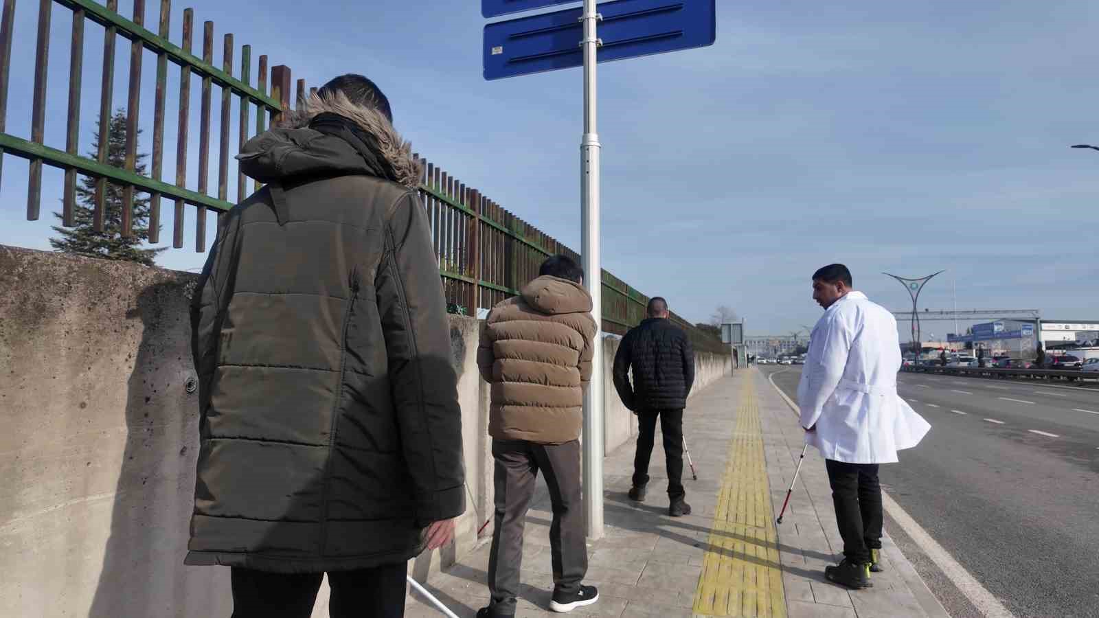 Görme engellilerin şehirdeki zorlu mücadelesi saniye saniye görüntülendi
